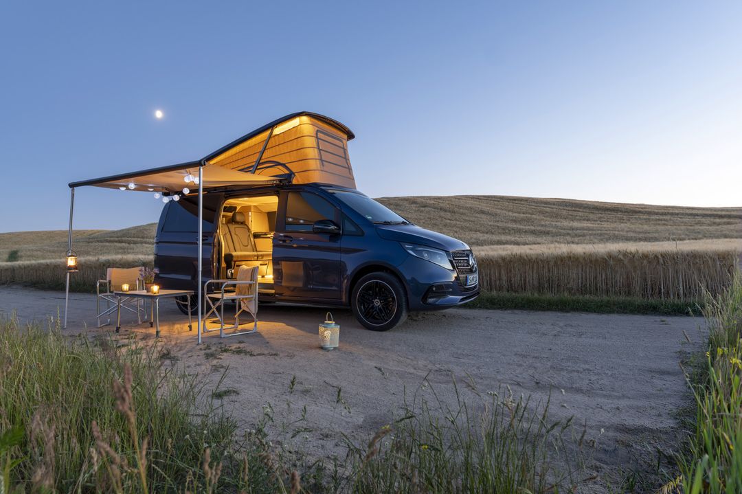 Mercedes-Benz Marco Polo — bok, obozowisko o zmierzchu wśród pól