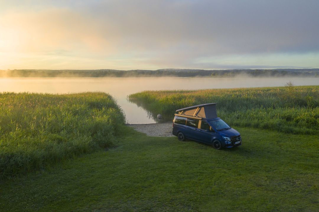 Mercedes-Benz Marco Polo — przód, wschód słońca nad jeziorem, ujęcie z lotu ptaka