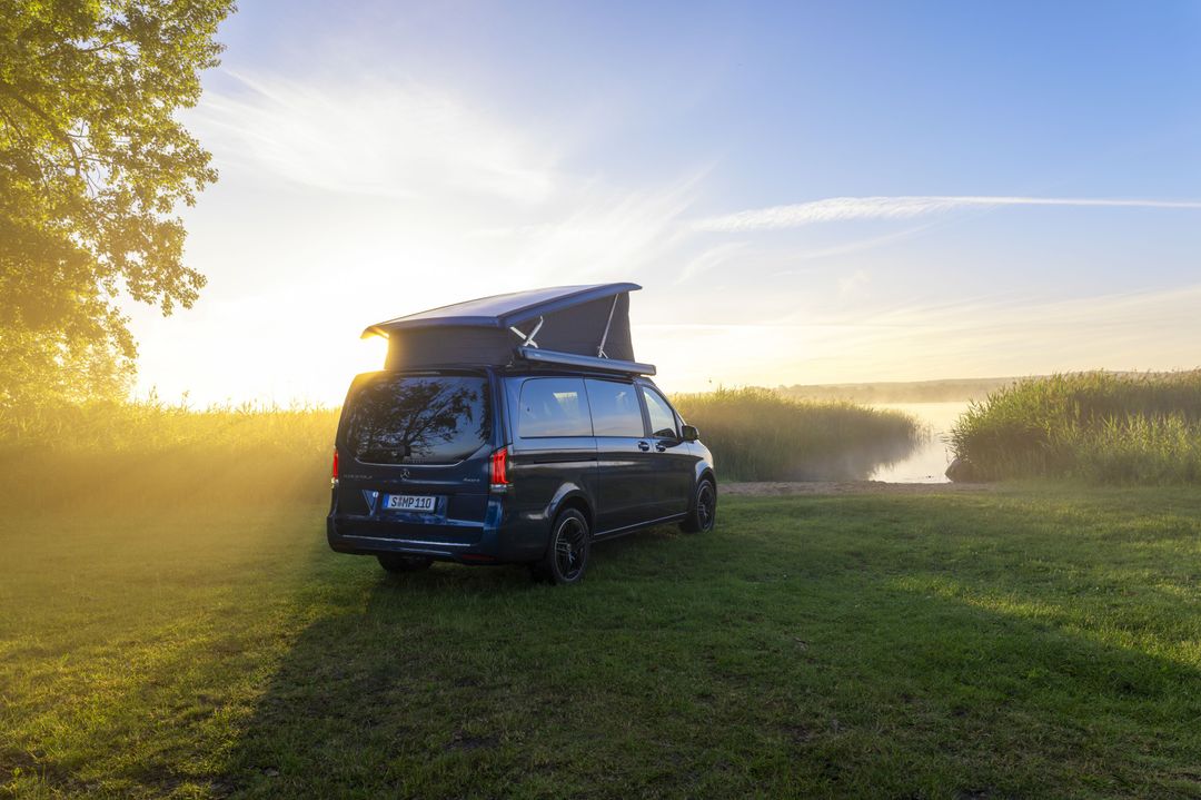 Mercedes-Benz Marco Polo — tył, ujęcie trzy czwarte o wschodzie słońca