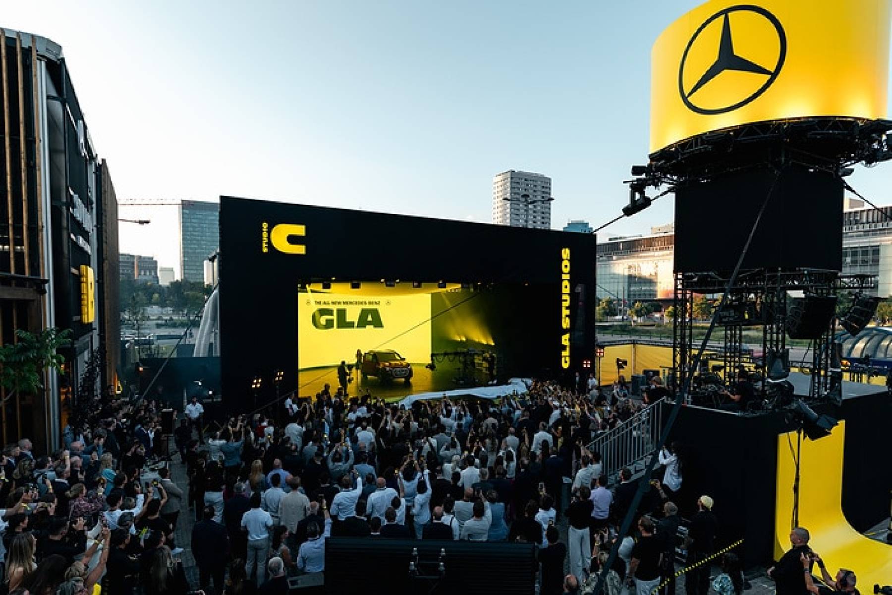 Mercedes GLA — scena premiery w Warszawie, tłum gości i ekran ze zdjęciem auta