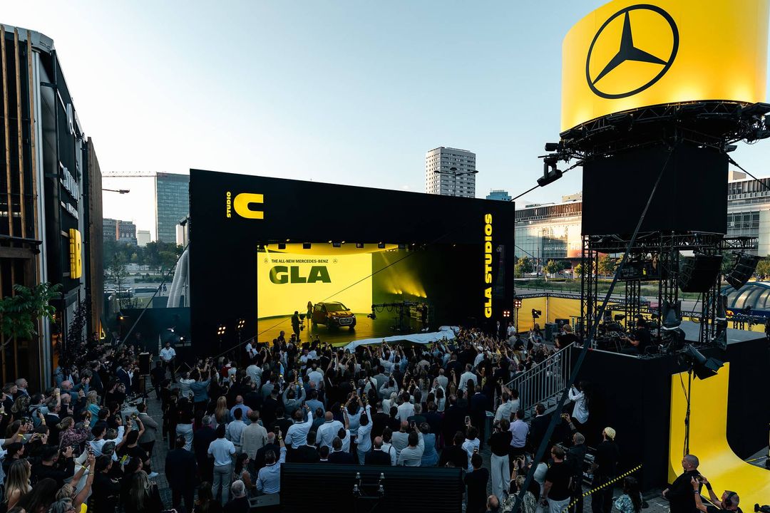 Mercedes GLA — widok na scenę premiery w Warszawie z tłumem gości