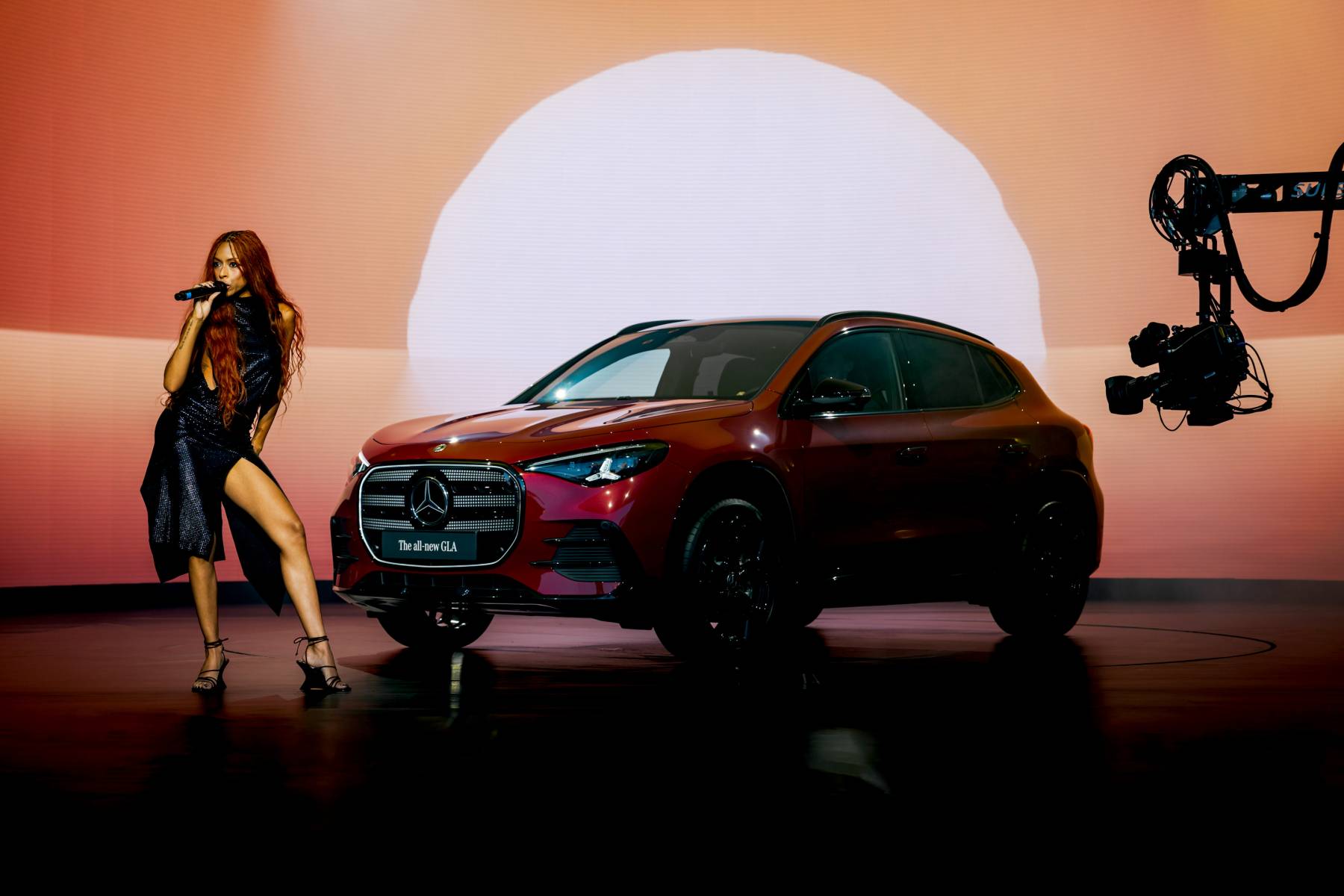 Mercedes GLA — przód i bok, czerwony lakier, efektowna prezentacja sceniczna