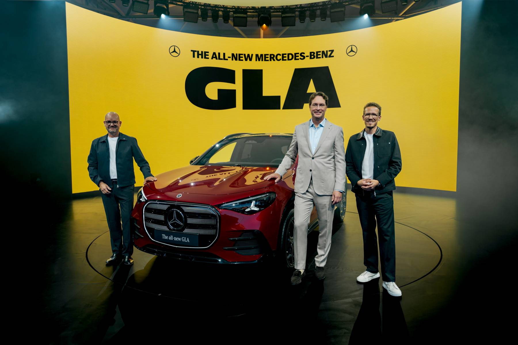 Mercedes GLA — przód, czerwony lakier, przedstawiciele Mercedes-Benz obok auta