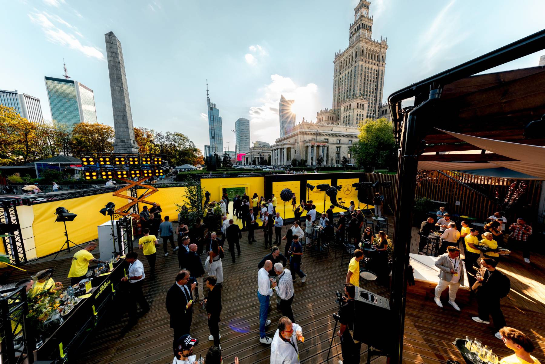 Mercedes GLA — strefa eventowa premiery w Warszawie z Pałacem Kultury w tle