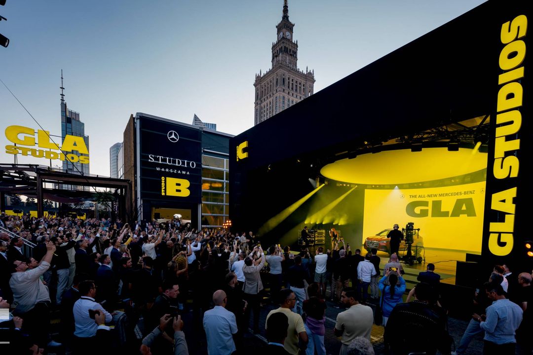 Mercedes GLA — scena premiery w Warszawie na tle Pałacu Kultury i Nauki