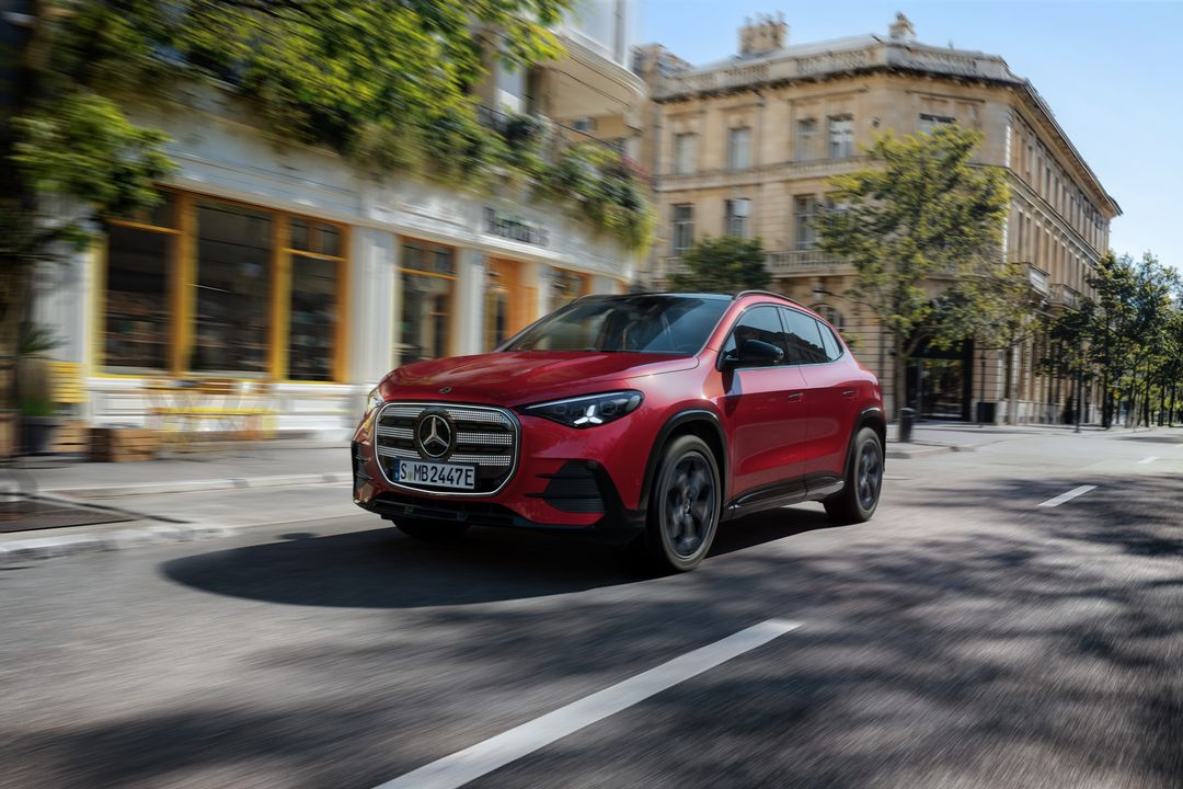 Mercedes-Benz GLA — czerwony, ujęcie 3/4 przód, dynamiczna jazda w mieście
