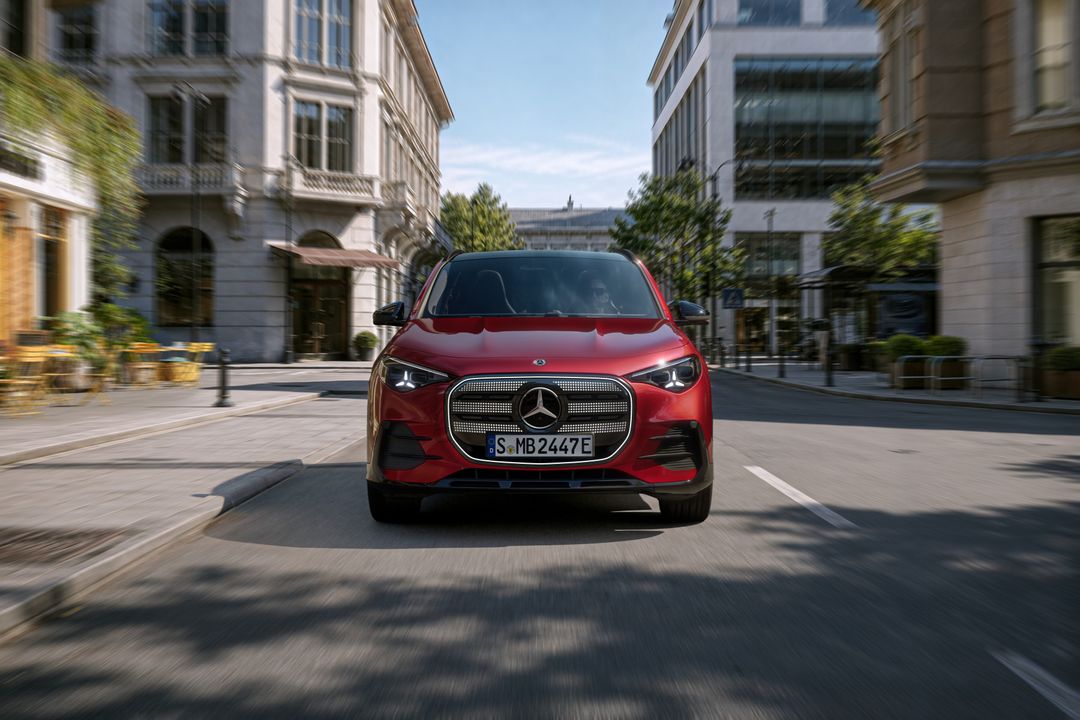 Mercedes-Benz GLA — czerwony, przód wprost, jazda ulicą śródmieścia