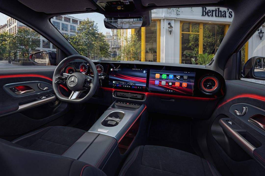 Mercedes-Benz GLA — wnętrze, kierownica i podwójny ekran cyfrowy, kierownica po lewej stronie