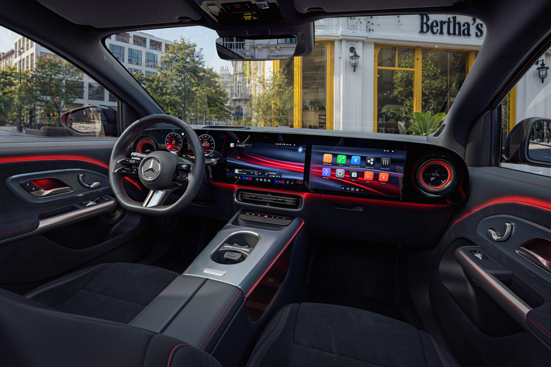 Mercedes-Benz GLA — wnętrze, kierownica i podwójny ekran cyfrowy, kierownica po lewej stronie
