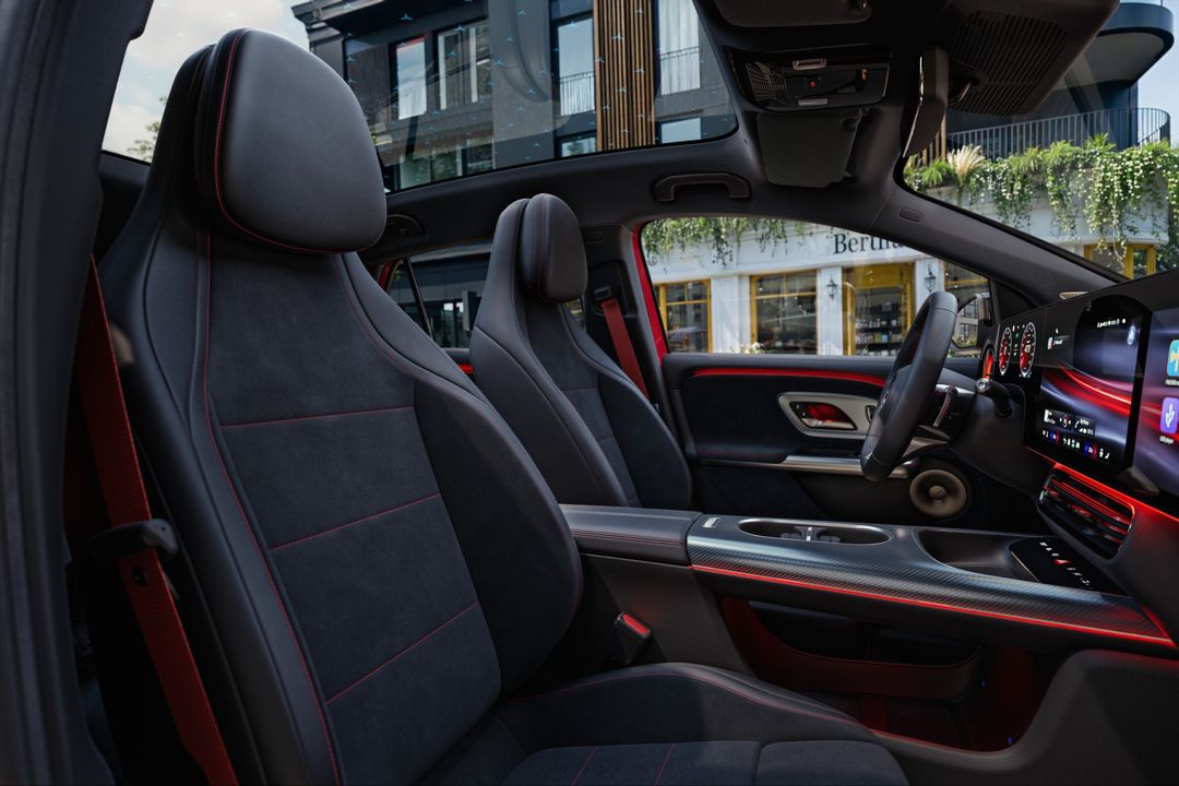 Mercedes-Benz GLA — wnętrze, przednie fotele z czerwonymi przeszyciami i panoramiczny dach