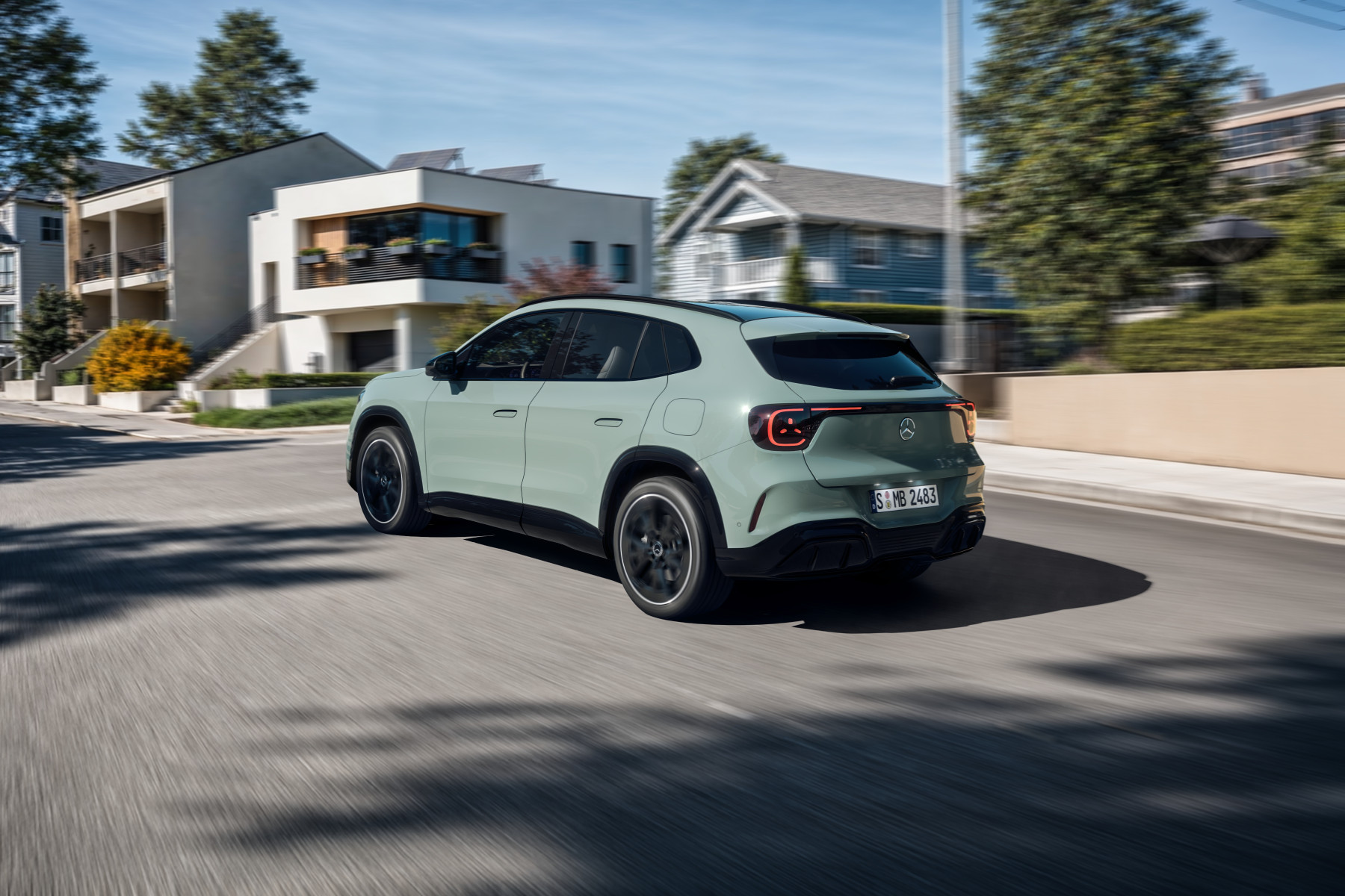 Mercedes-Benz GLA — zielony, tył 3/4, jazda uliczką osiedla