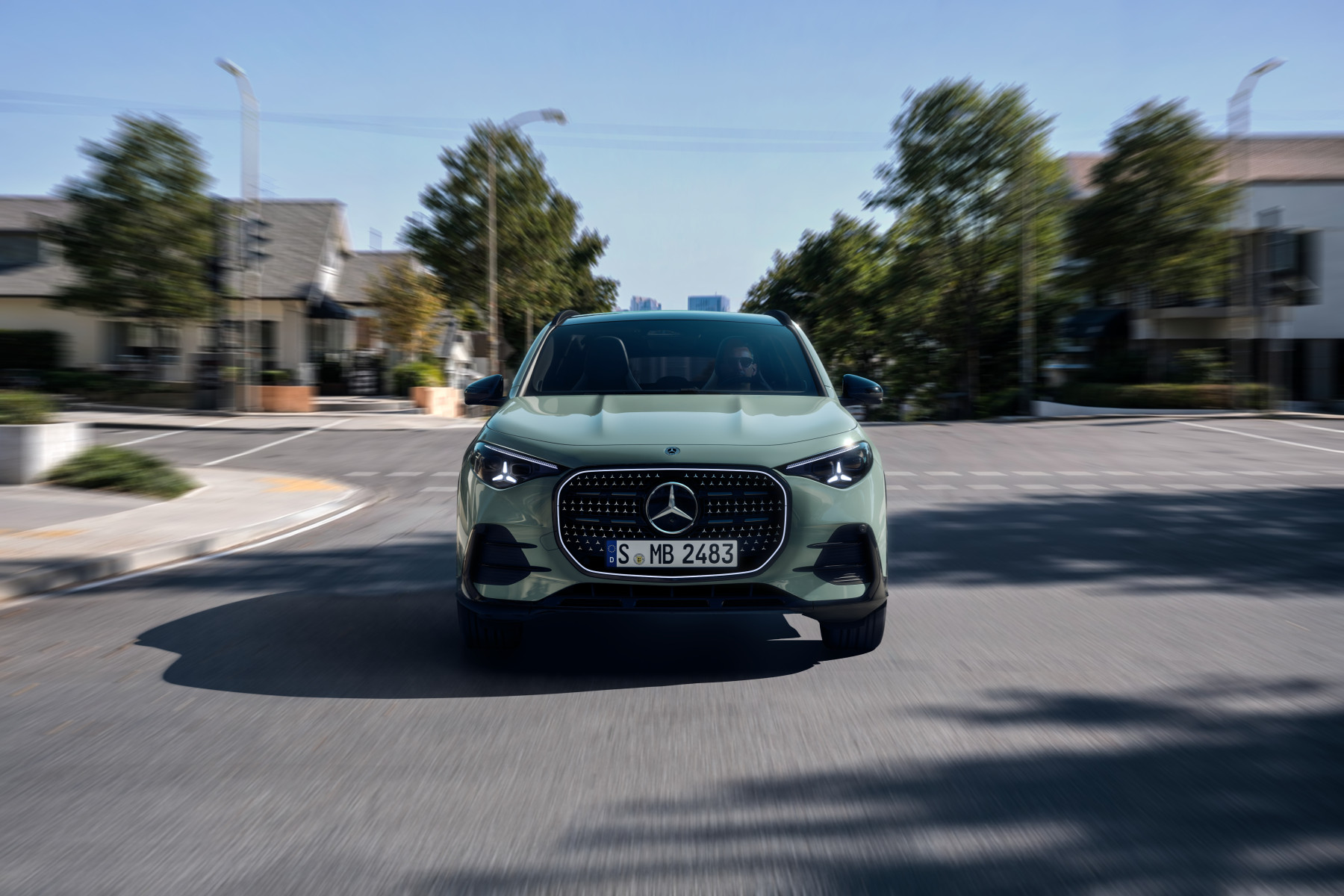 Mercedes-Benz GLA — zielony, przód wprost, jazda na skrzyżowaniu