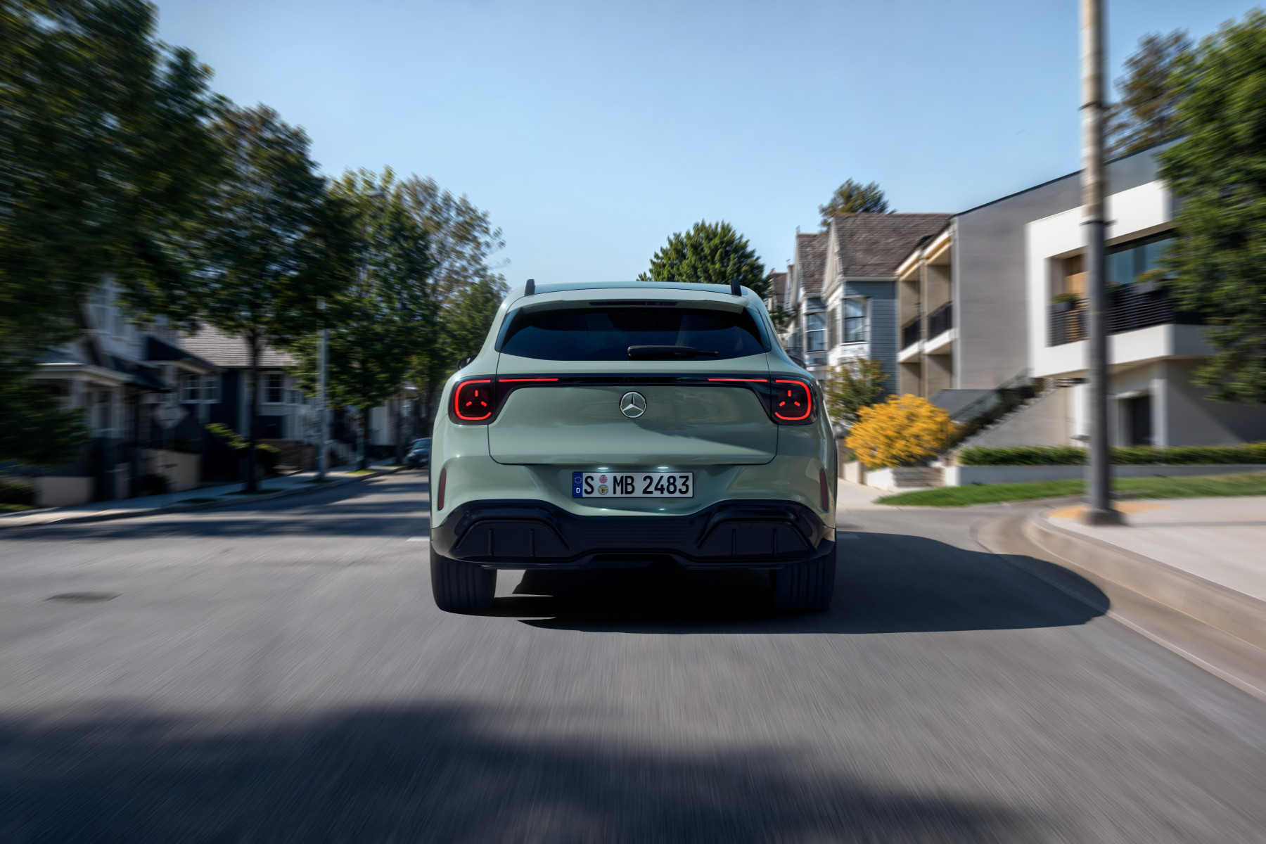 Mercedes-Benz GLA — zielony, tył wprost, jazda uliczką osiedla