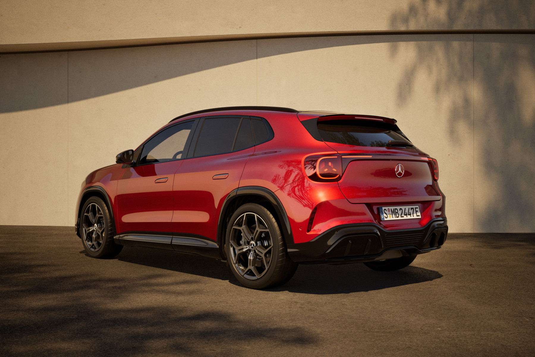 Mercedes-Benz GLA — czerwony, tył 3/4 z innego kąta, studyjne światło wieczorne