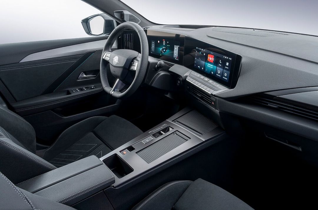 Opel Astra Sports Tourer — wnętrze, kokpit z cyfrowymi ekranami