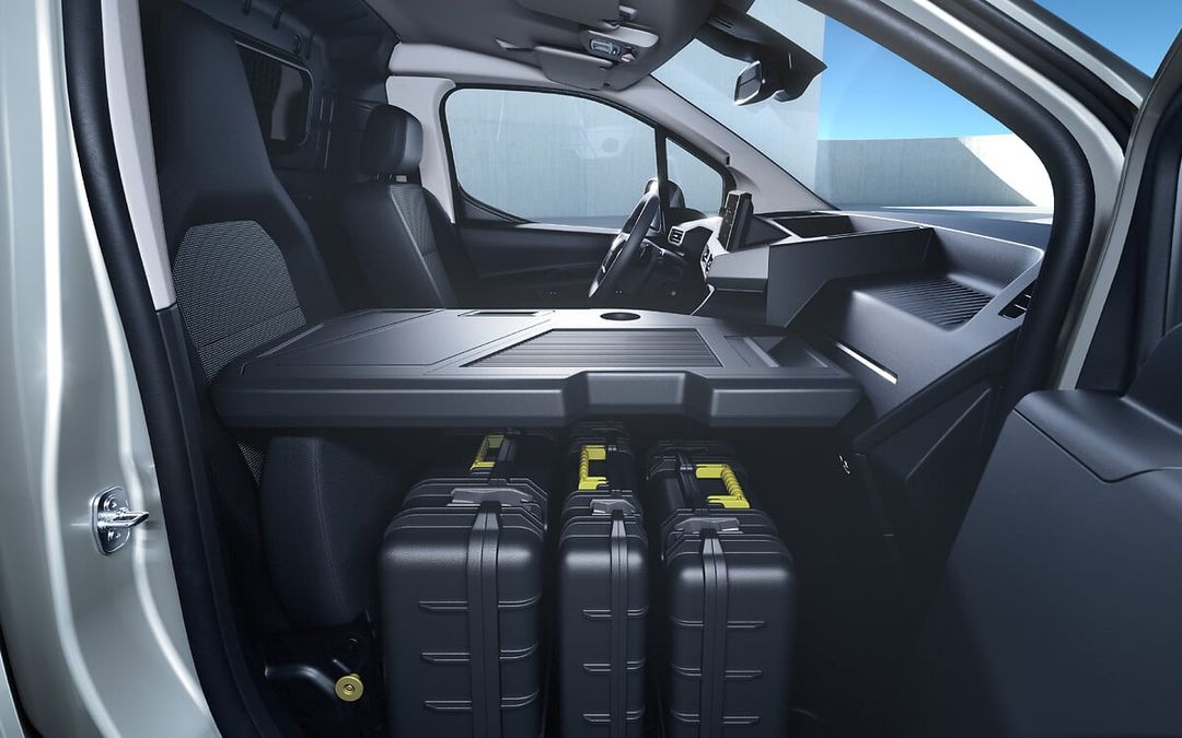Opel Combo Start — wnętrze, przestrzeń ładunkowa z walizkami