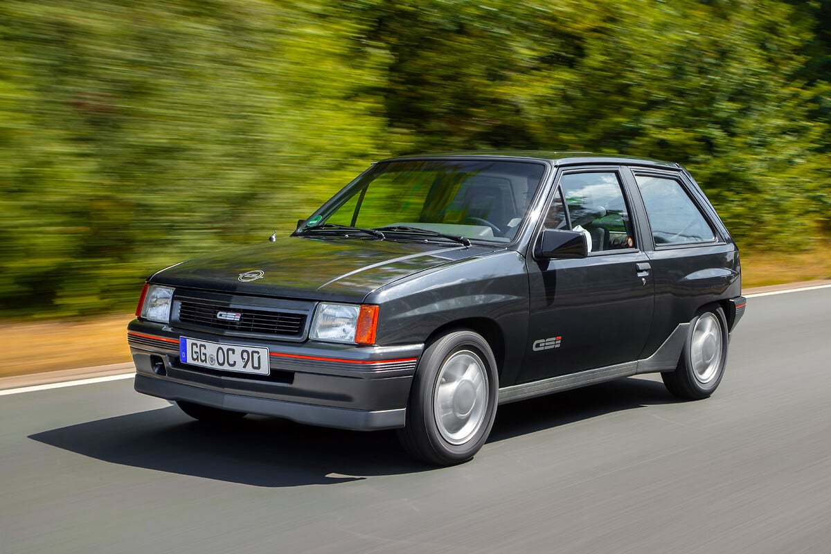 Klasyczny Opel Corsa GSi — przód i bok, jazda leśną drogą