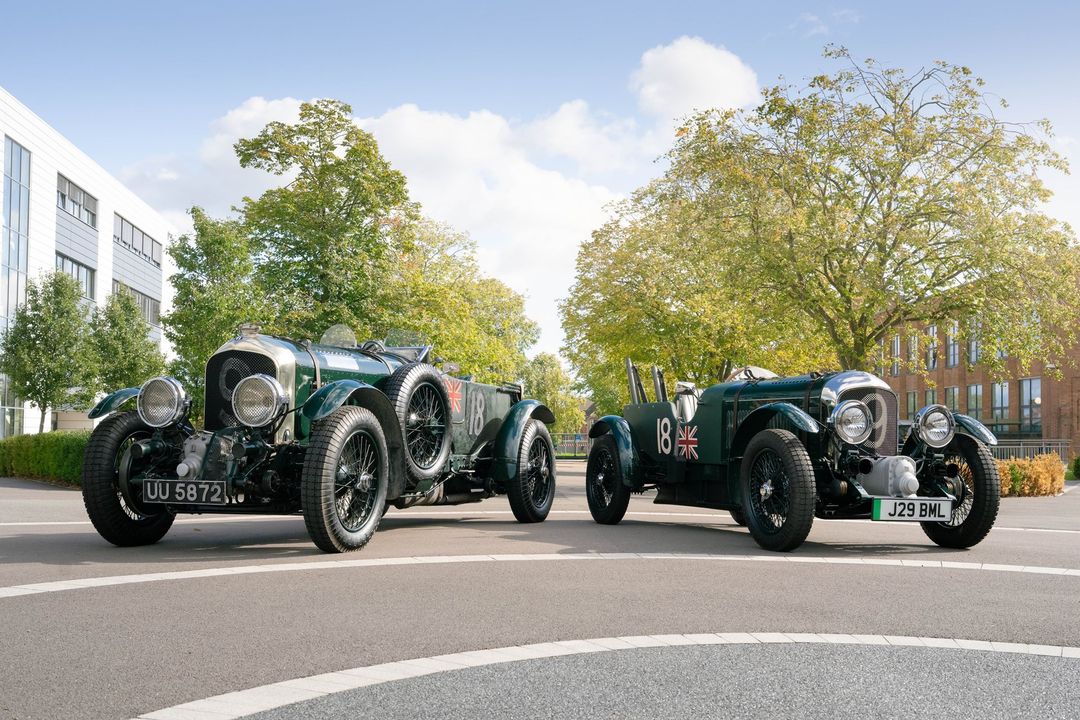 Bentley Blower Jnr — dwa egzemplarze, przód