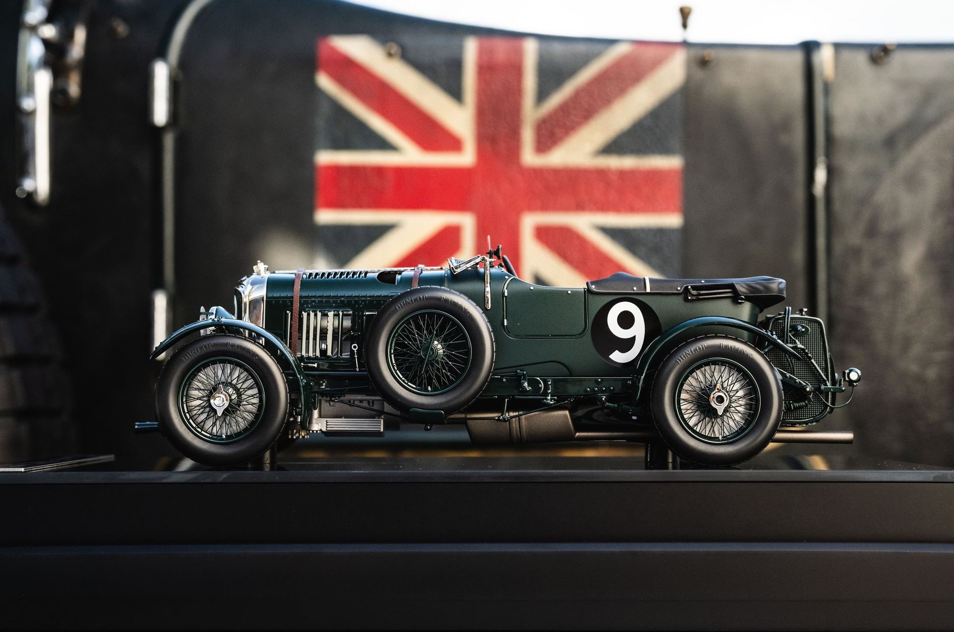 Bentley Blower Jnr — model, z flagą brytyjską
