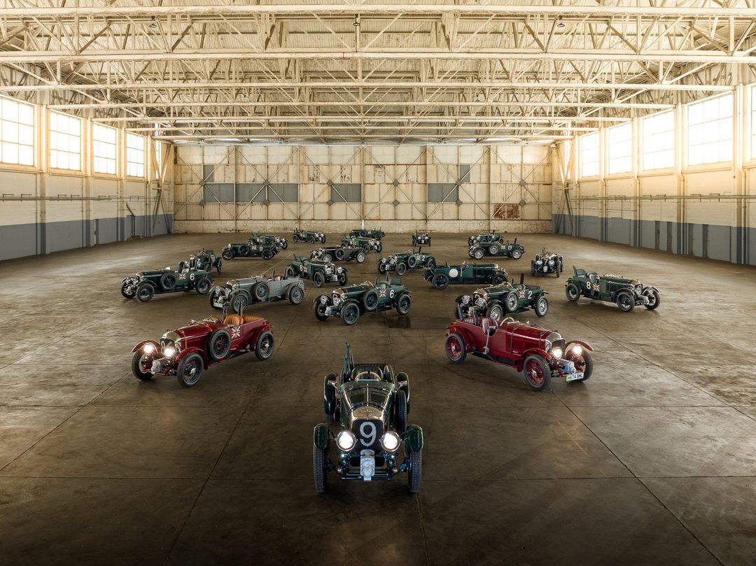 Bentley Blower Jnr — wiele egzemplarzy w hali