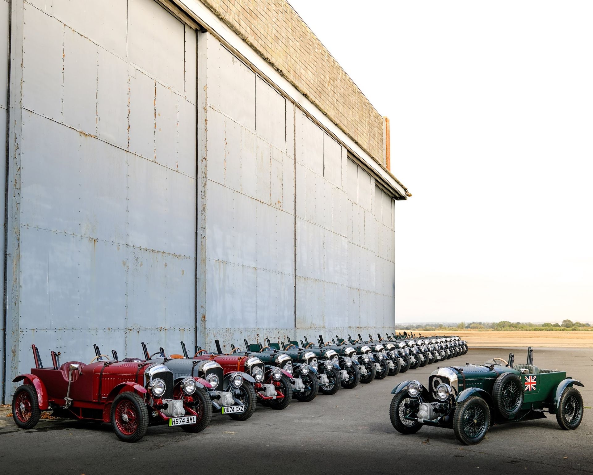 Bentley Blower Jnr — linia egzemplarzy przed halą