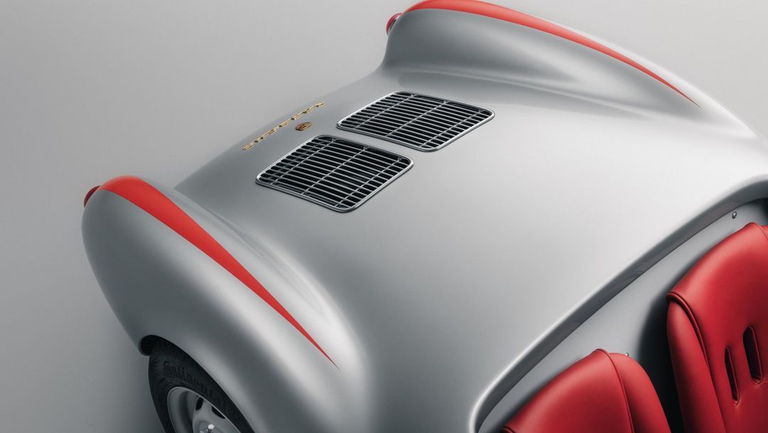 Porsche 550 J — tył, srebrny egzemplarz z czerwonymi akcentami