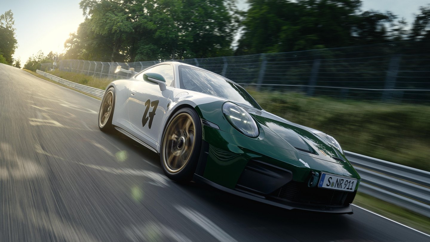 Porsche 911 GT3 — przód/3/4, jazda w blasku słońca na torze Nürburgring