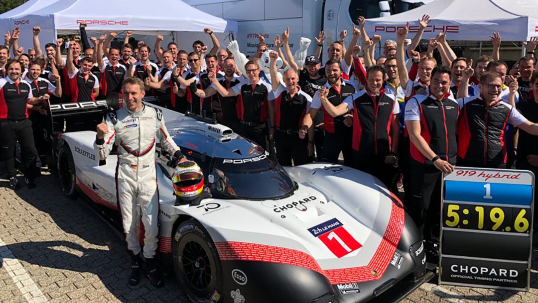 Archiwalne zdjęcie zespołu Porsche z bolidem 919 Hybrid po rekordzie okrążenia