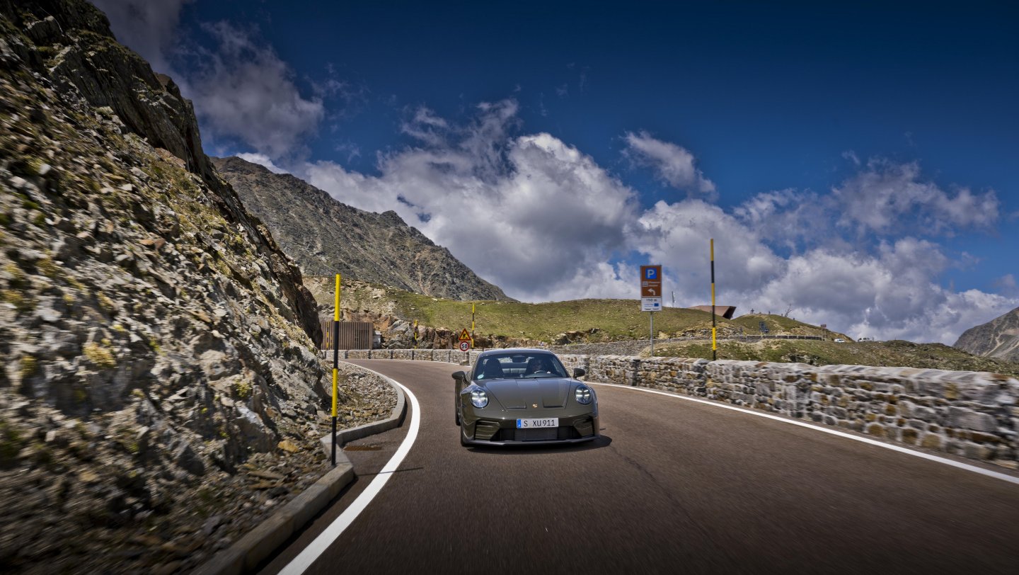 Porsche 911 GT3 Bergsport — przód, dynamiczna jazda serpentyną w Alpach