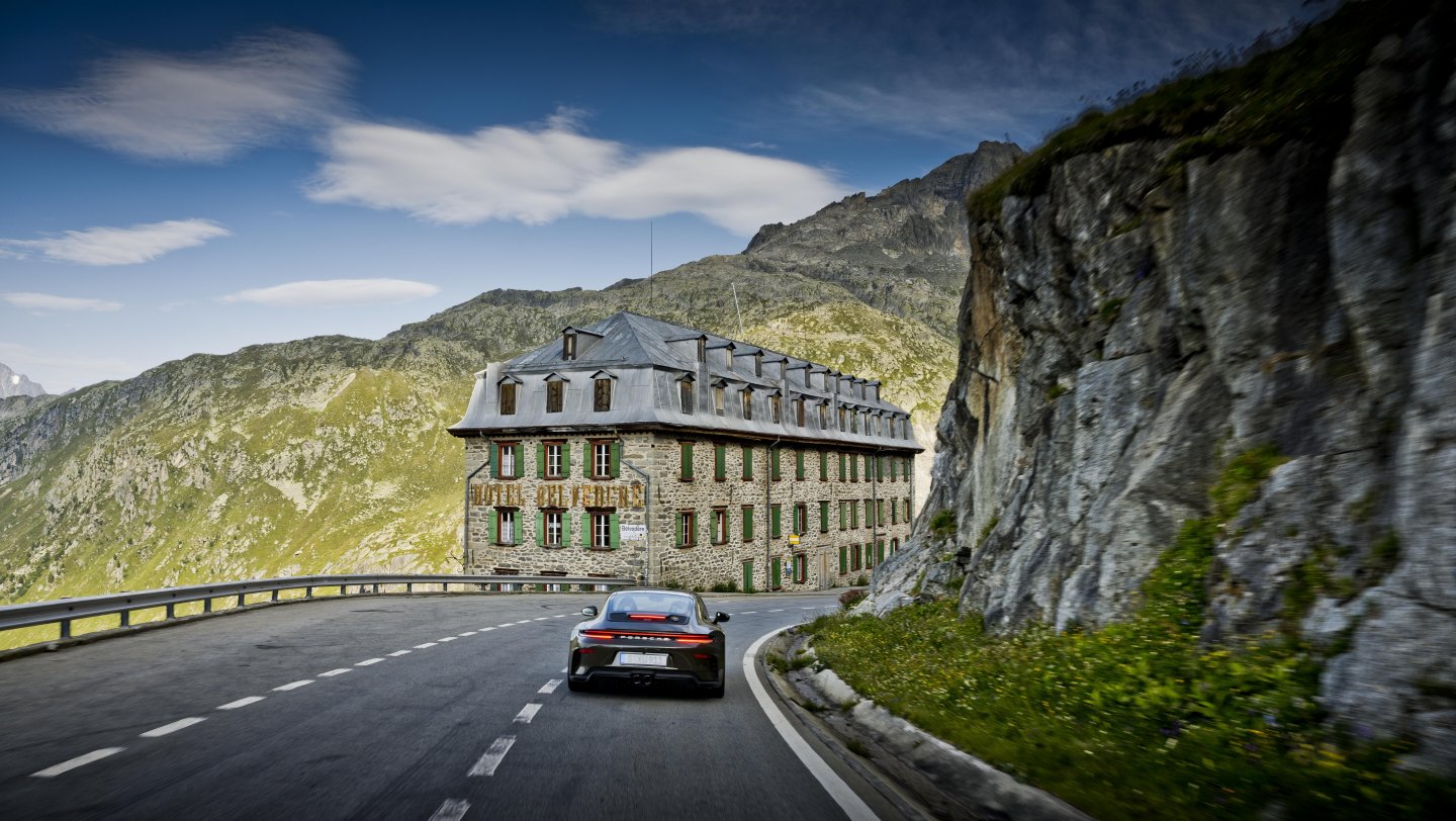 Porsche 911 GT3 Bergsport — tył, przejazd obok górskiego hotelu na przełęczy