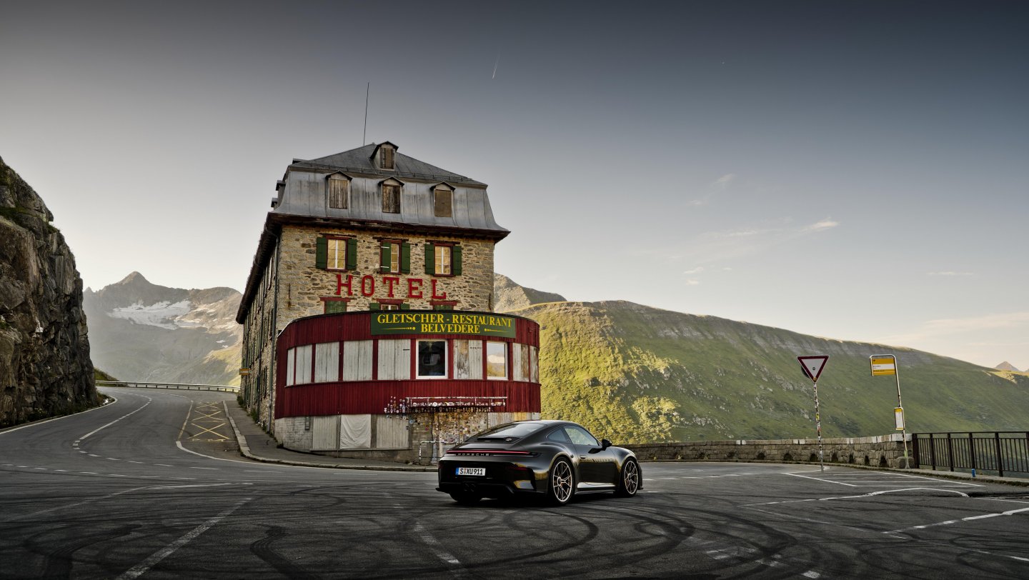 Porsche 911 GT3 Bergsport — tył, przy zabytkowym hotelu Belvedere na przełęczy Furka