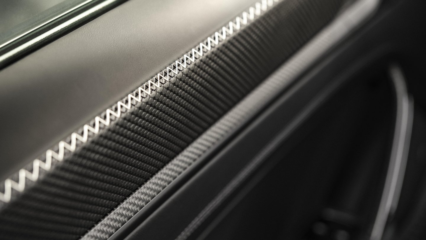 Porsche 911 GT3 Bergsport — detal przeszycia panelu drzwi z carbonowym wykończeniem