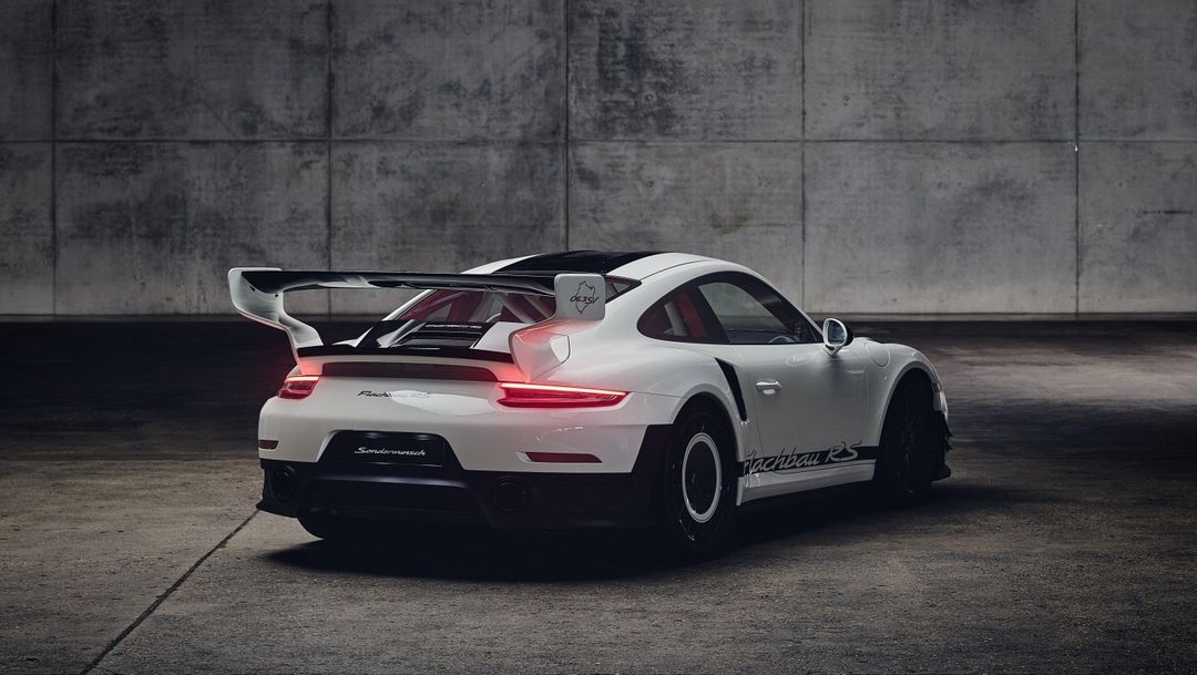 Porsche 911 GT2 RS Flachbau RS — tył 3/4, widoczny duży spoiler i napis „Flachbau RS”
