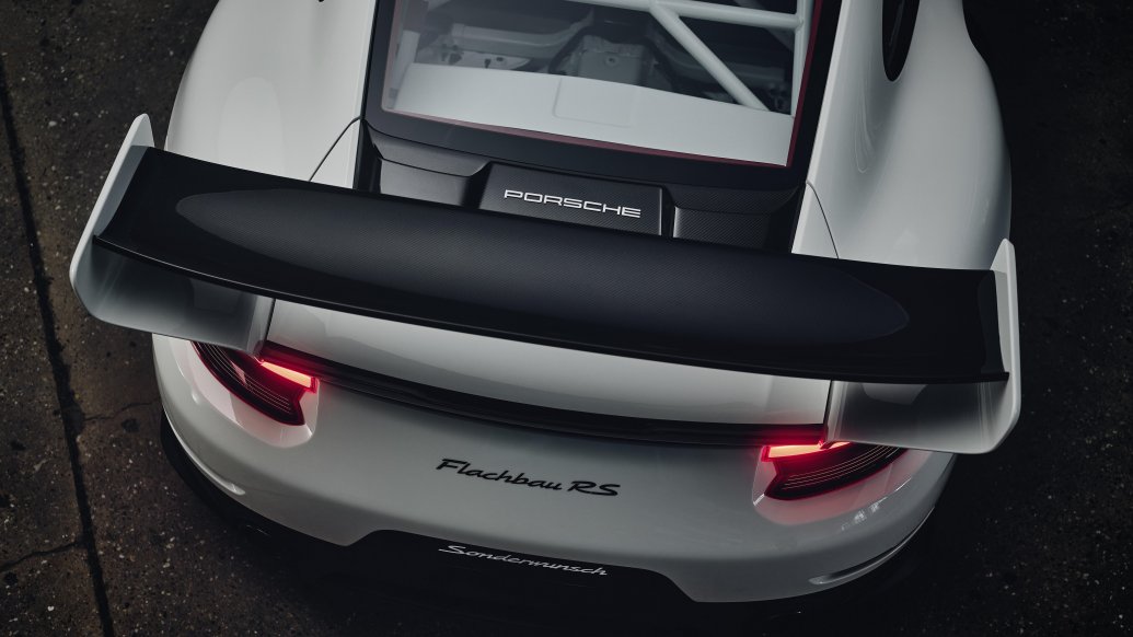 Porsche 911 GT2 RS Flachbau RS — widok z góry na tylne skrzydło i napis „Flachbau RS”