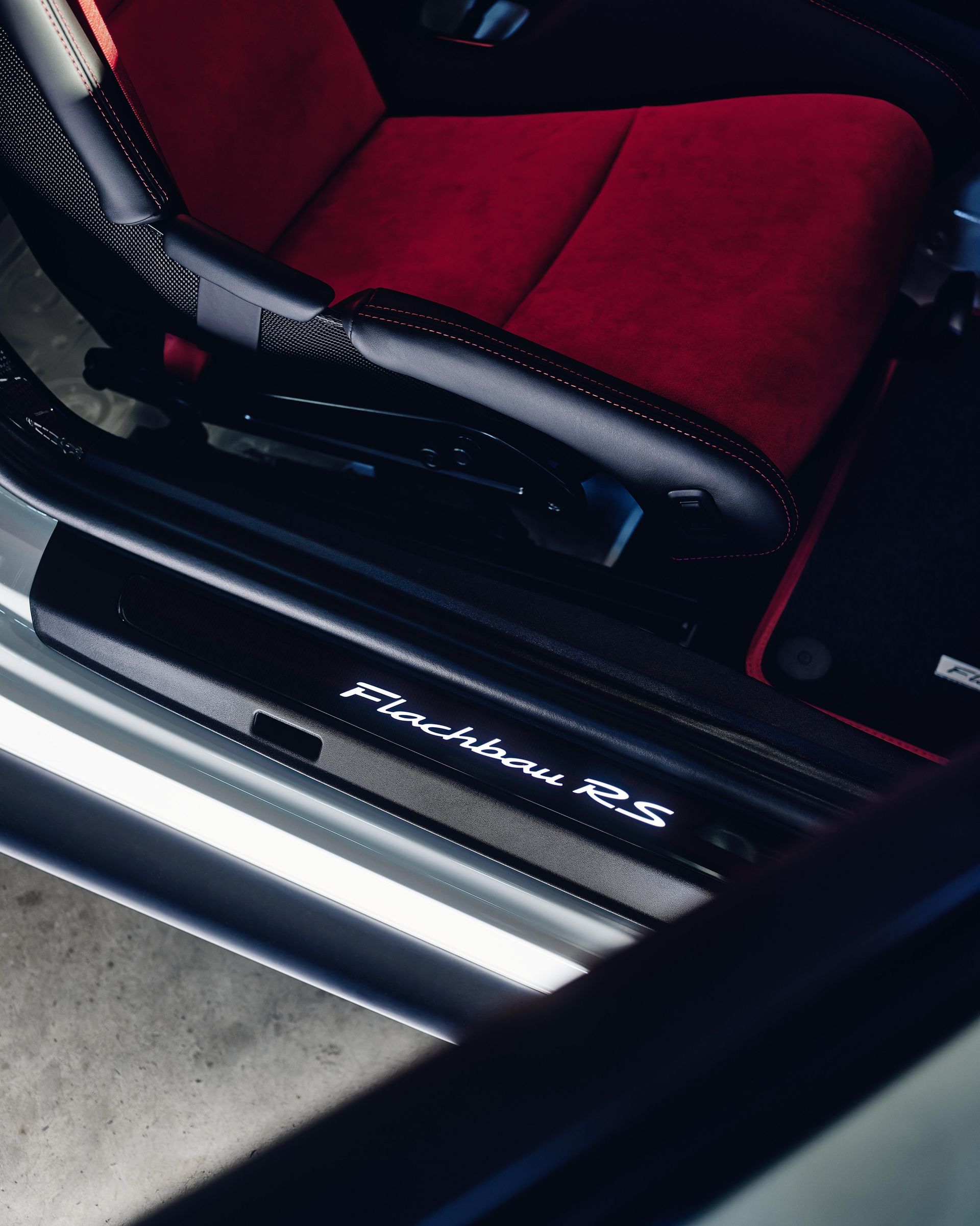 Porsche 911 GT2 RS Flachbau RS — wnętrze, czerwony fotel kubełkowy i próg z podświetlanym napisem „Flachbau RS”