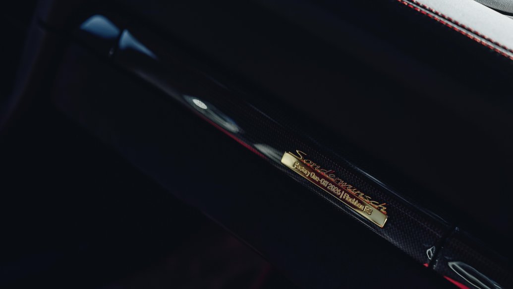 Porsche 911 GT2 RS Flachbau RS — detal plakietki „Sonderwunsch” z numerem edycji