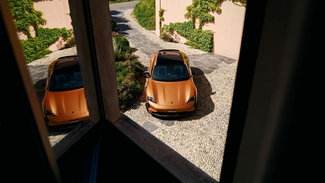 Porsche Taycan Turbo GT — widok z góry przez okno rezydencji, przód auta na kamiennym podjeździe