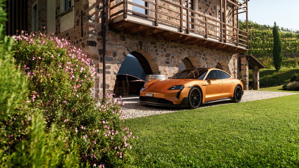 Porsche Taycan Turbo GT — przód, efektowne ujęcie 3/4 na tle kamiennej posiadłości