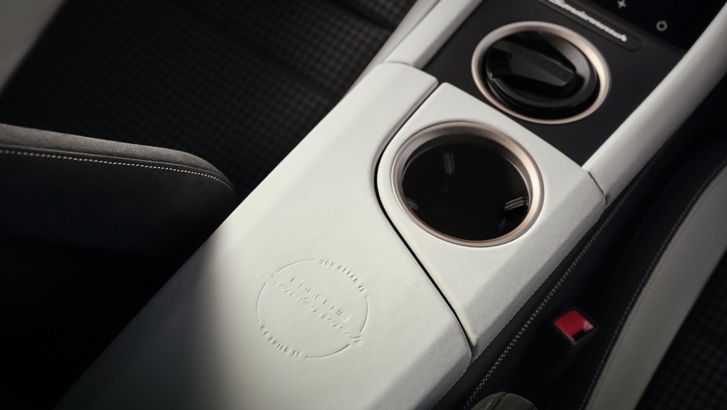 Porsche Taycan Turbo GT — detal tunelu środkowego z uchwytami na kubki