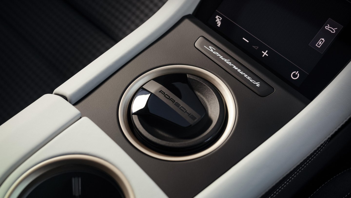 Porsche Taycan Turbo GT — detal panelu Sonderwunsch na konsoli środkowej