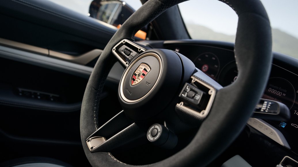 Porsche Taycan Turbo GT — detal kierownicy sportowej z logo Porsche