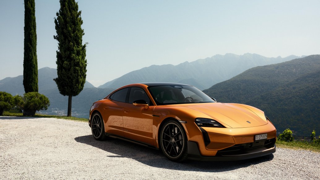 Porsche Taycan Turbo GT — przód 3/4 na tle gór, jazda krajobrazowa