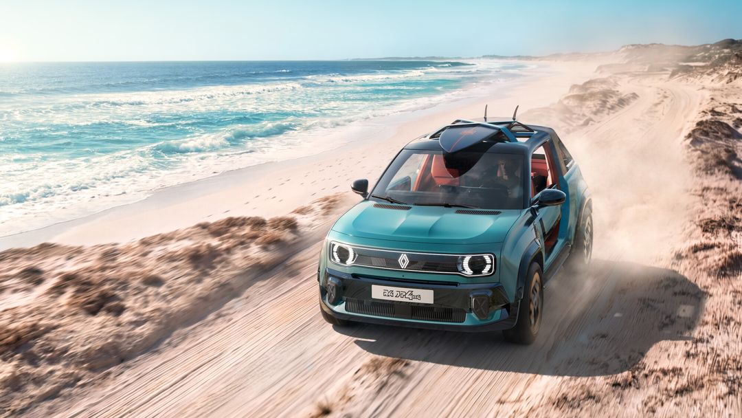 Renault 4 JP4x4 Concept — przód, dynamiczna jazda po plażowej drodze