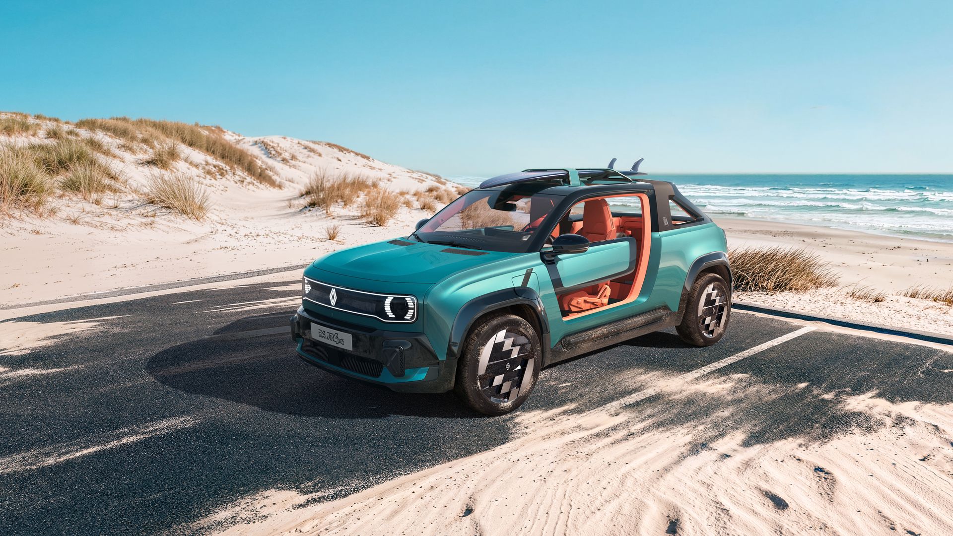 Renault 4 JP4x4 Concept — bok, otwarte drzwi i zwinięty dach na tle wydm