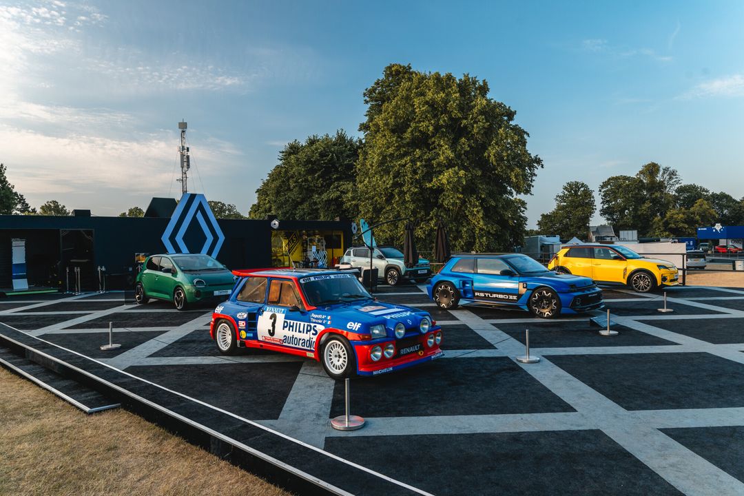 Renault 5 Turbo 3E i klasyczne modele Renault na statycznej ekspozycji stoiska w Goodwood