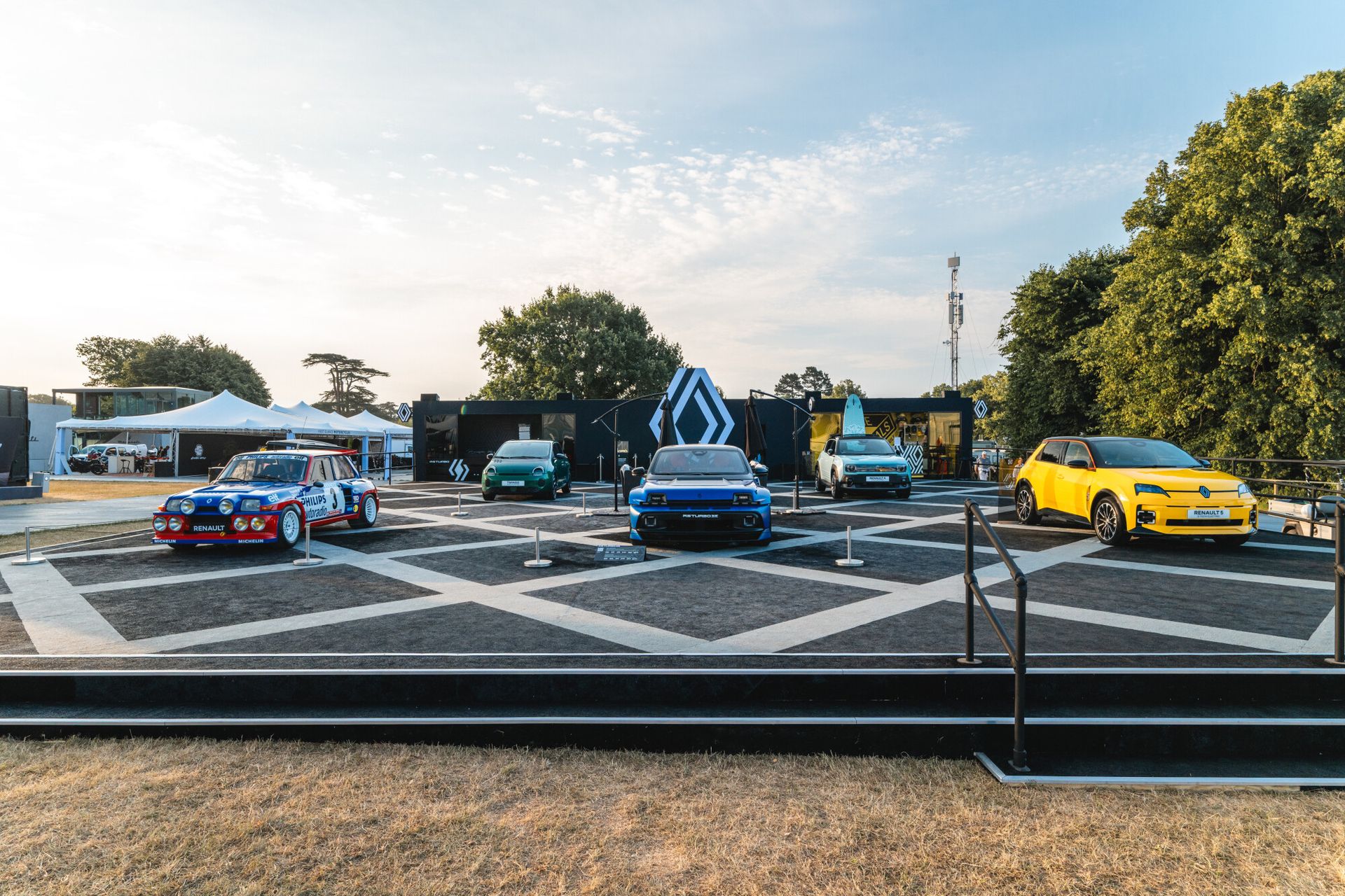 Ekspozycja stoiska Renault podczas Festival of Speed w Goodwood — szeroki plan z widownią
