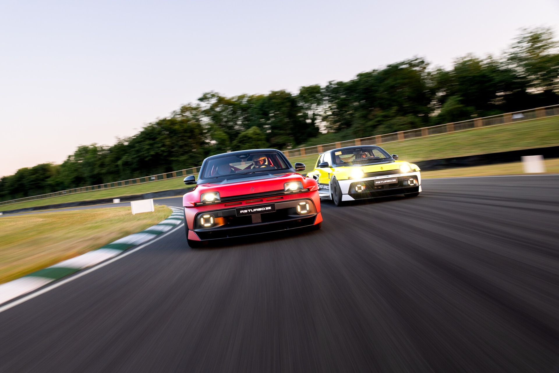 Renault 5 Turbo 3E — czerwony i żółty egzemplarz w dynamicznej jeździe po torze Goodwood