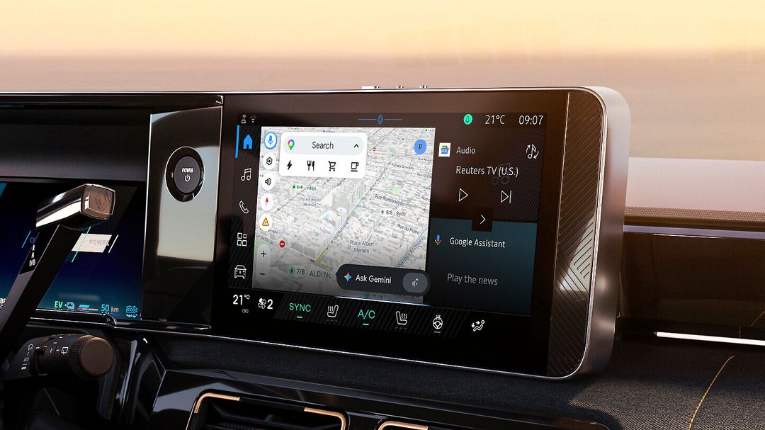 Renault — wnętrze, ekran multimedialny openR link z Mapami Google, ciepłe światło zachodzącego słońca