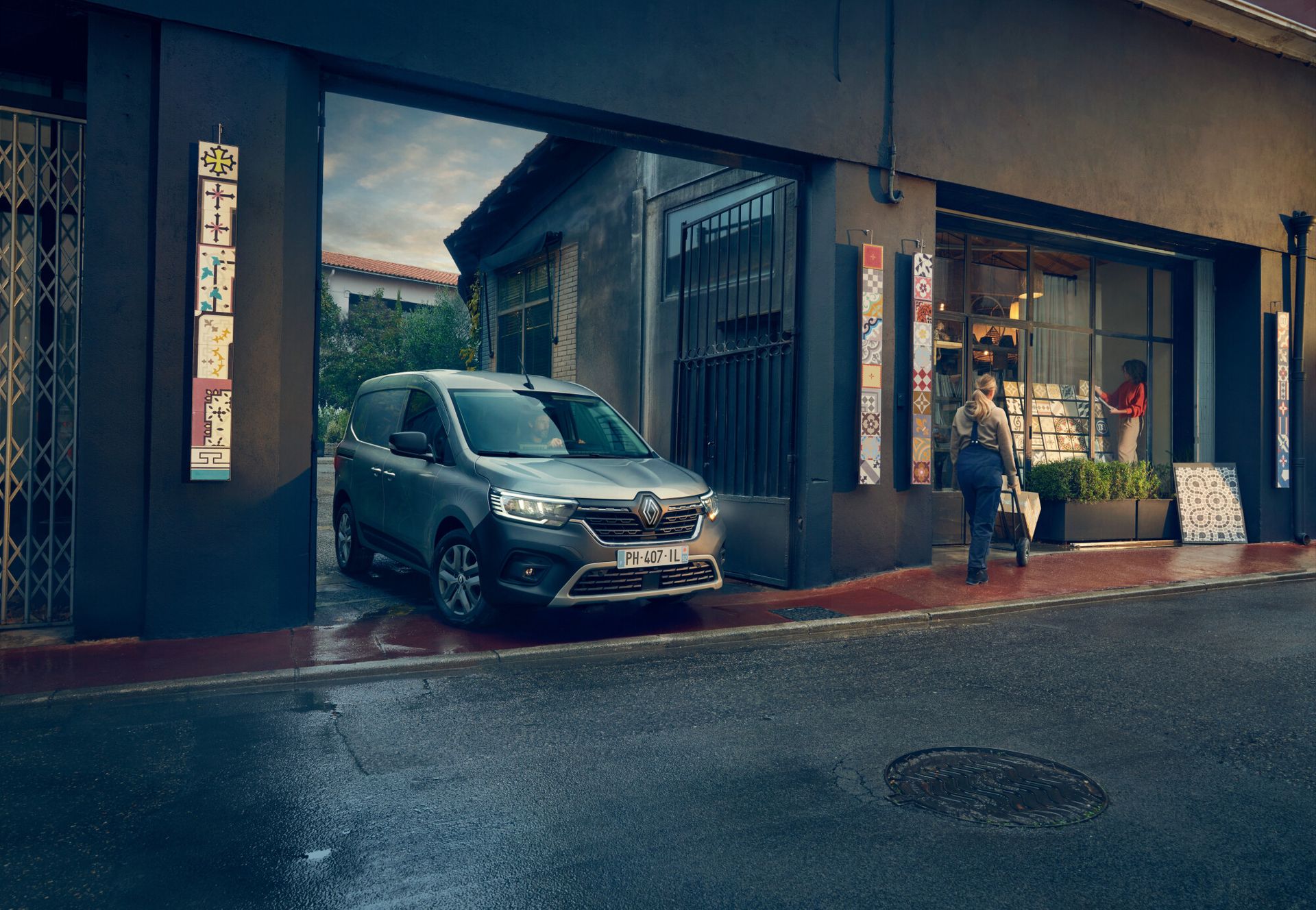 Renault Kangoo E-Tech — przód, ulica miejska