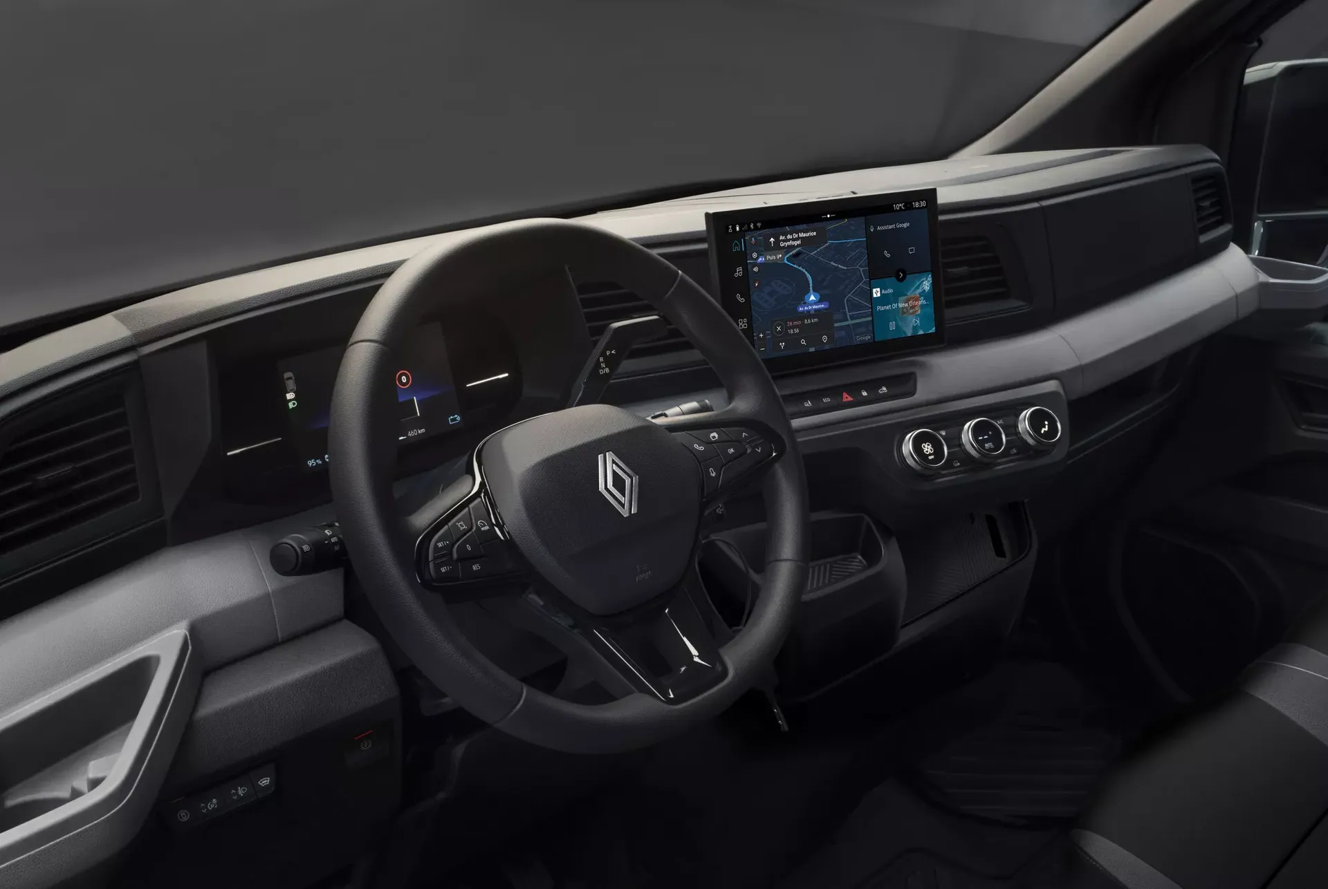Renault Master — wnętrze, deska rozdzielcza z ekranem multimedialnym i kierownicą po lewej stronie